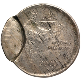 Partial Brockage Error Copper Nickel Two Rupees Coin of Republic India of 2000.