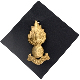 Bronze Gwalior Garrison Artillery Officer's Cap Badge.